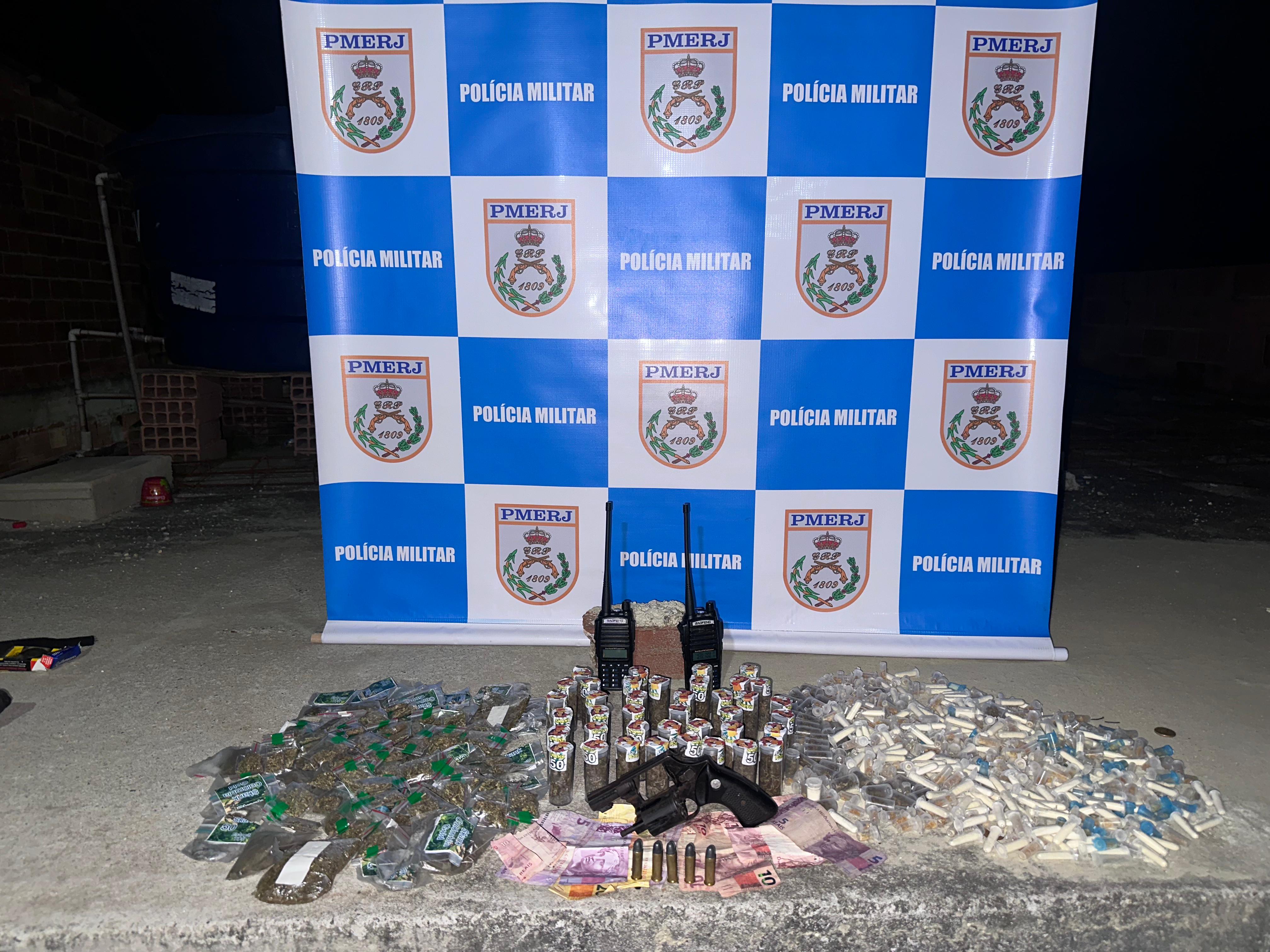 12º BPM apreende arma e drogas na Comunidade da Estação em Maricá